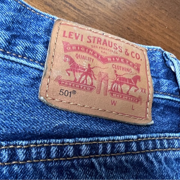 Levi’s 501 Original Fit High Rise Women’s Shorts Size 28 Medium Wash - Picture 5 of 12